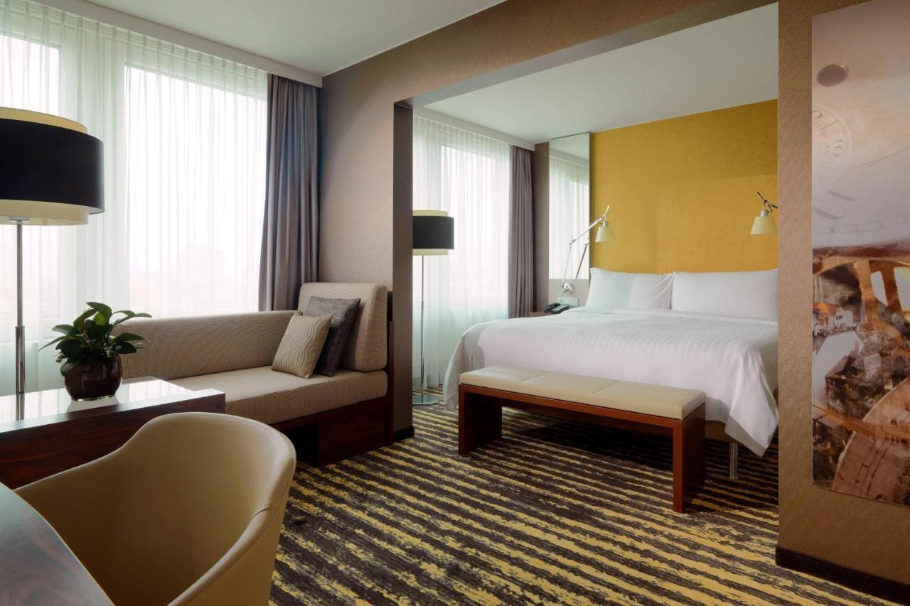 Zurich Marriott Hotel Ngoại thất bức ảnh A room at the hotel