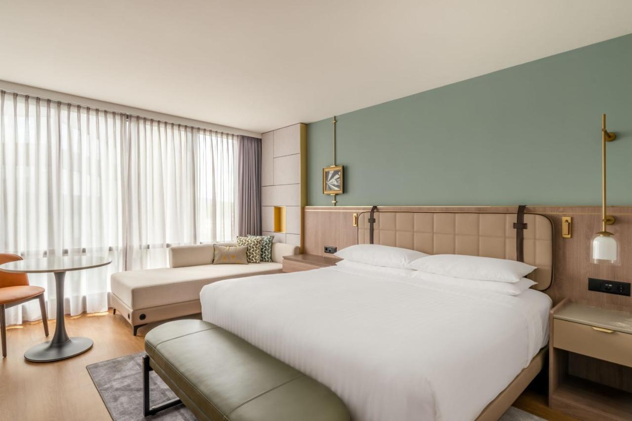 Zurich Marriott Hotel Ngoại thất bức ảnh A guest room at the hotel