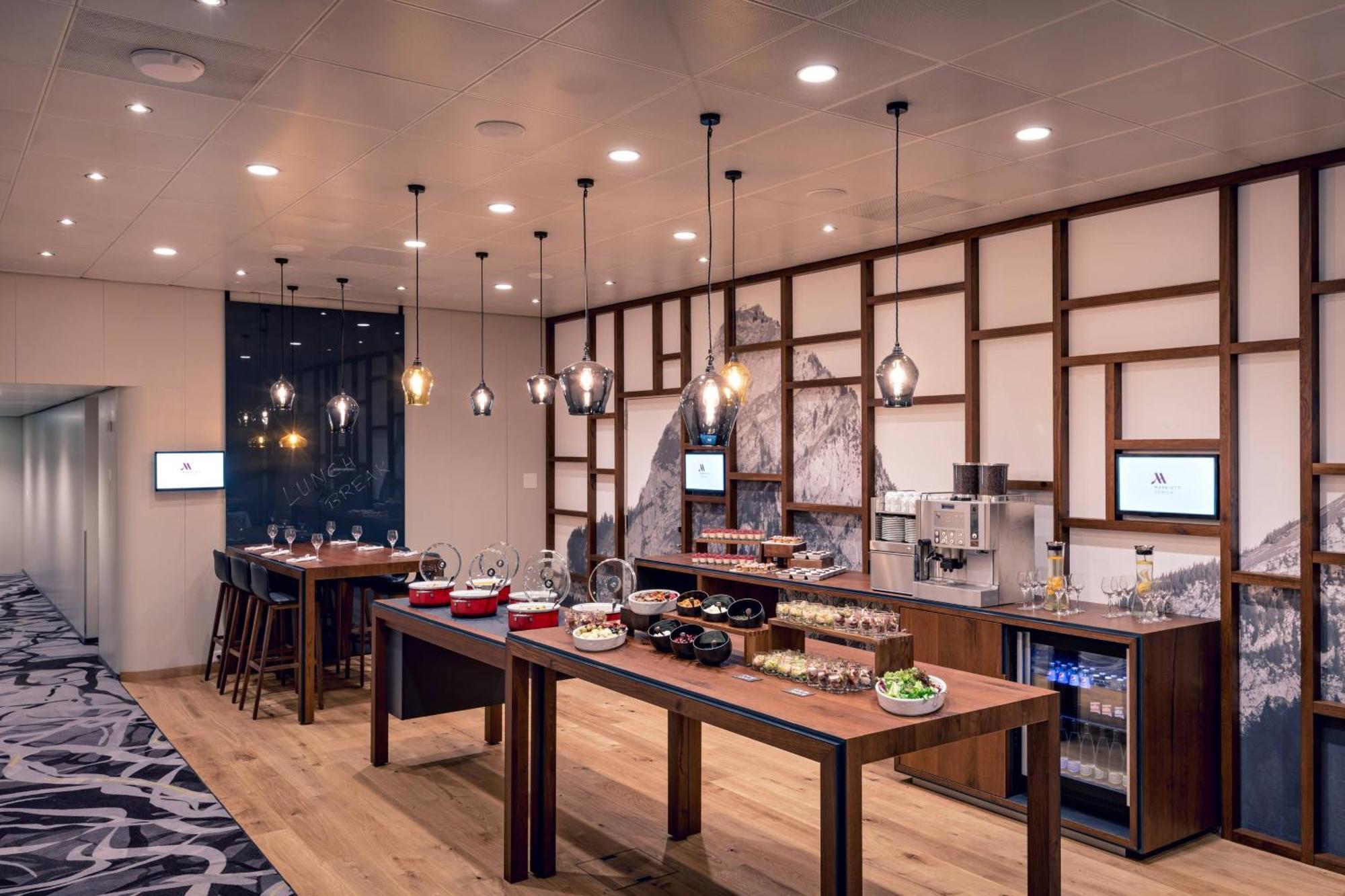 Zurich Marriott Hotel Ngoại thất bức ảnh The lounge at London Heathrow Airport